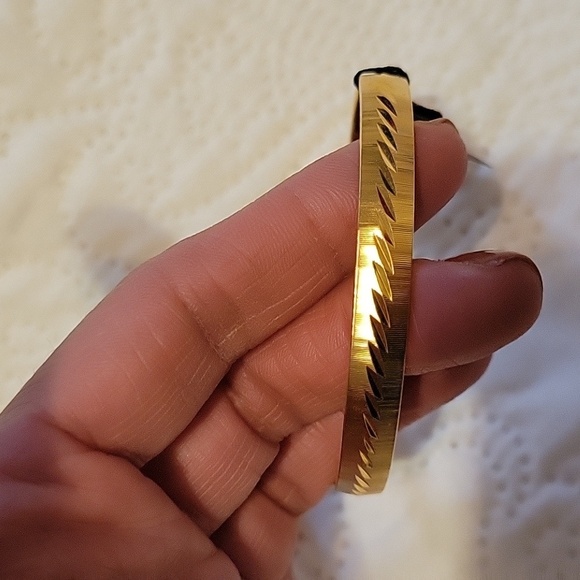Monet Ridged Gold Bangle Classic Minimilist Accessory NWT - Picture 1 of 5